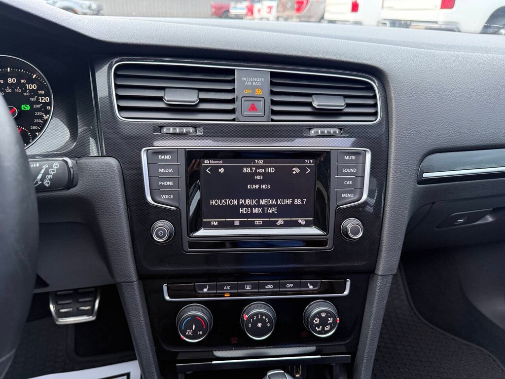 Volkswagen Golf GTI Vehicle Full-screen Gallery Image 23