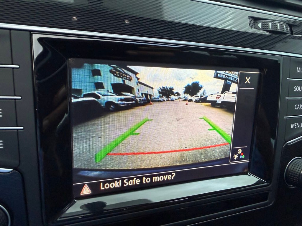 Volkswagen Golf GTI Vehicle Full-screen Gallery Image 24