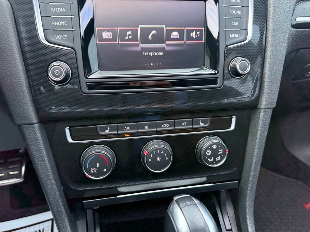 Volkswagen Golf GTI Vehicle Full-screen Gallery Image 25