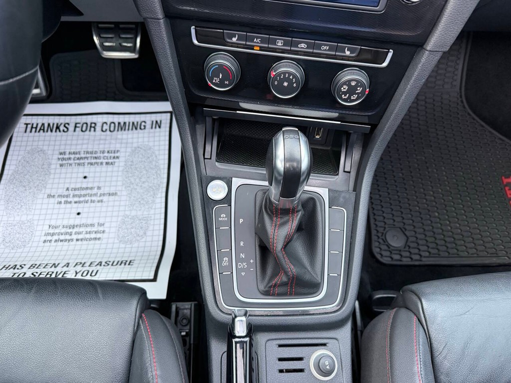 Volkswagen Golf GTI Vehicle Full-screen Gallery Image 26