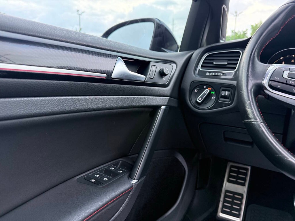 Volkswagen Golf GTI Vehicle Full-screen Gallery Image 27