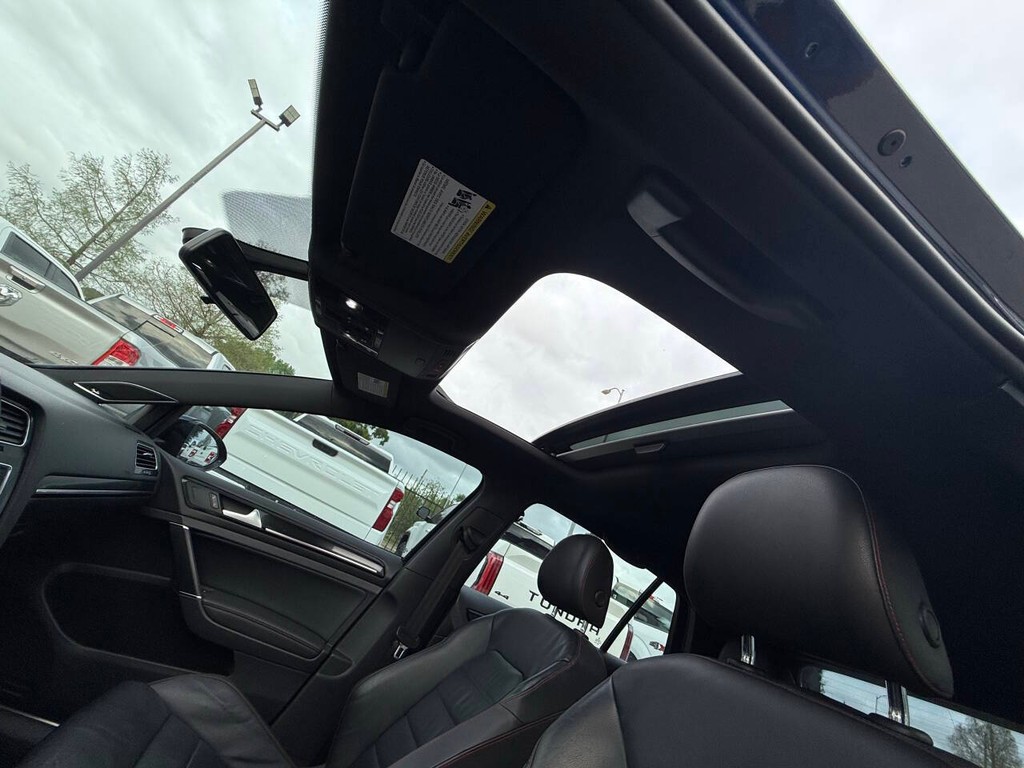 Volkswagen Golf GTI Vehicle Full-screen Gallery Image 28