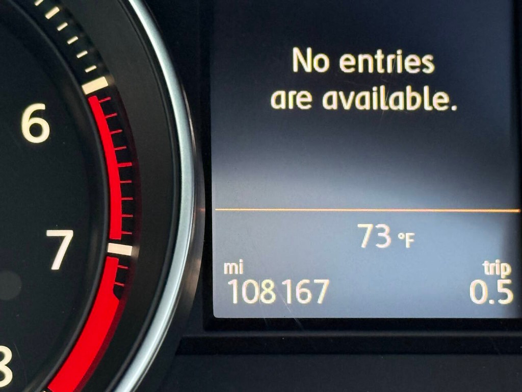 Volkswagen Golf GTI Vehicle Full-screen Gallery Image 30