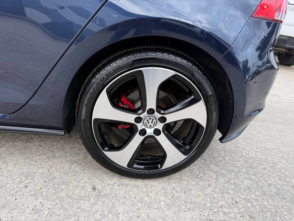 Volkswagen Golf GTI Vehicle Full-screen Gallery Image 33