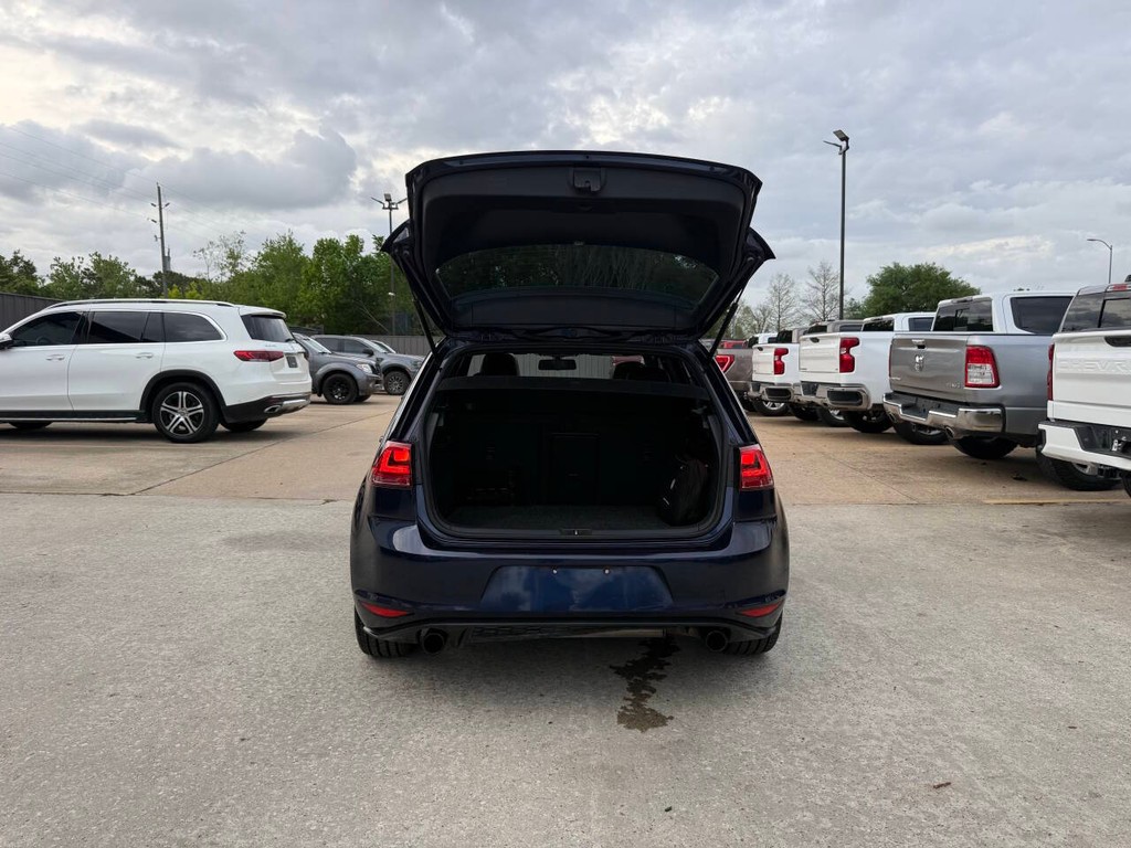 Volkswagen Golf GTI Vehicle Full-screen Gallery Image 34