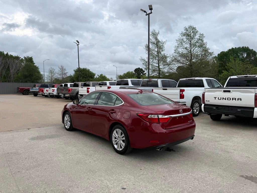 Lexus ES 350 Vehicle Full-screen Gallery Image 04