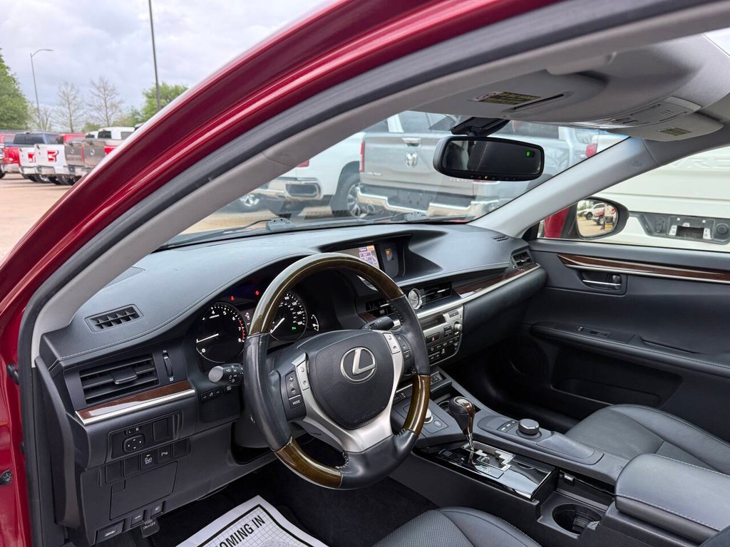 Lexus ES 350 Vehicle Full-screen Gallery Image 06