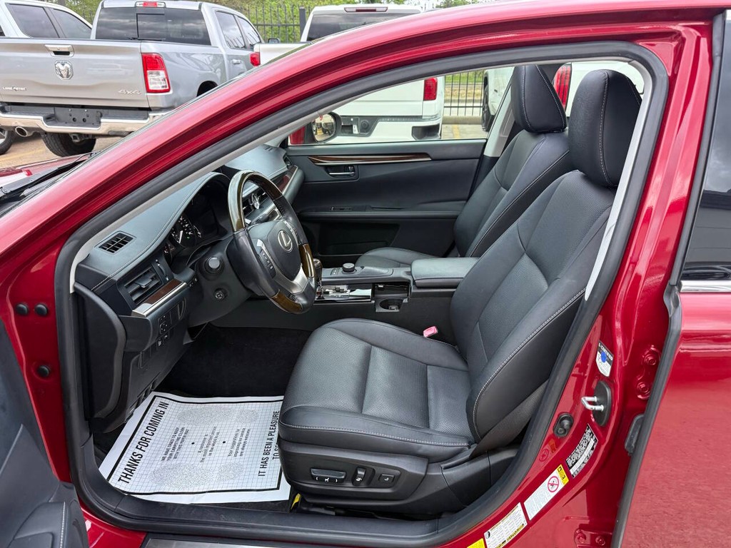 Lexus ES 350 Vehicle Full-screen Gallery Image 07