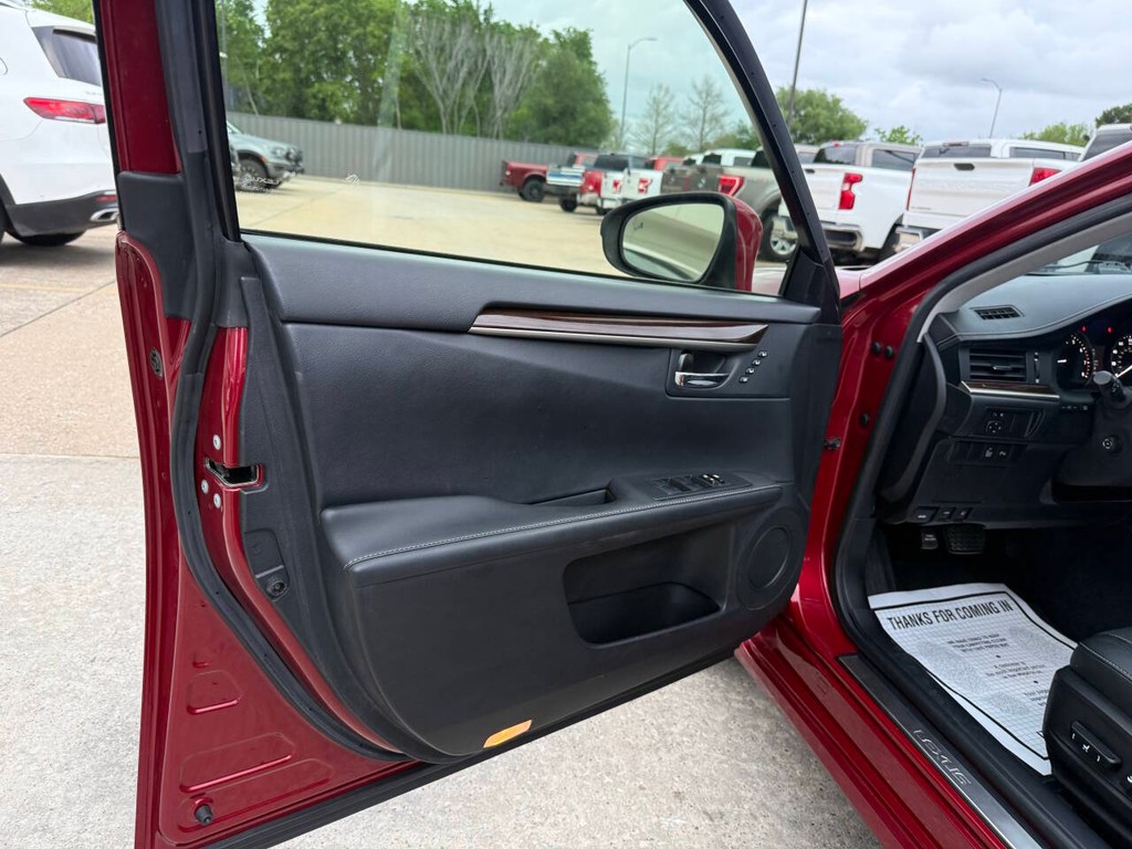 Lexus ES 350 Vehicle Full-screen Gallery Image 08