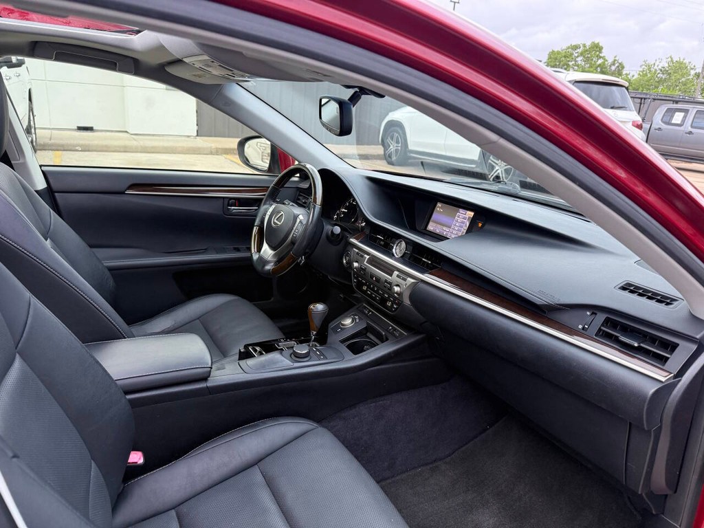 Lexus ES 350 Vehicle Full-screen Gallery Image 09