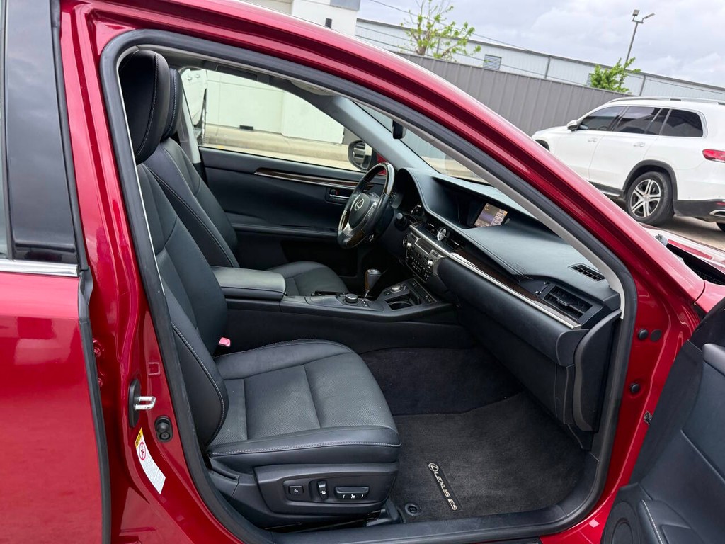 Lexus ES 350 Vehicle Full-screen Gallery Image 10