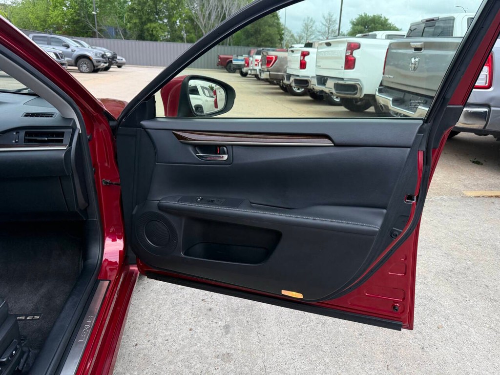 Lexus ES 350 Vehicle Full-screen Gallery Image 11