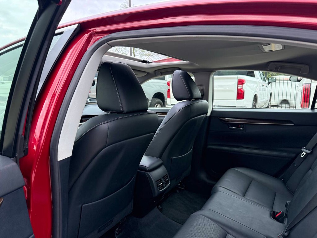 Lexus ES 350 Vehicle Full-screen Gallery Image 12