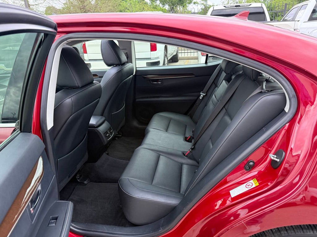 Lexus ES 350 Vehicle Full-screen Gallery Image 13