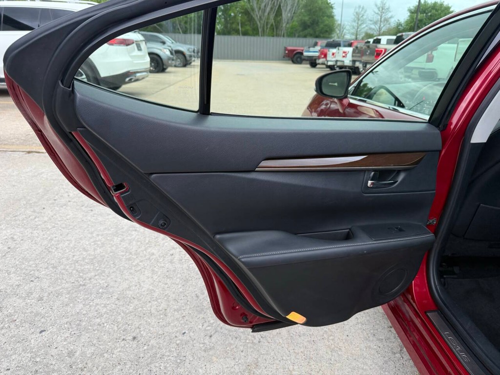 Lexus ES 350 Vehicle Full-screen Gallery Image 14