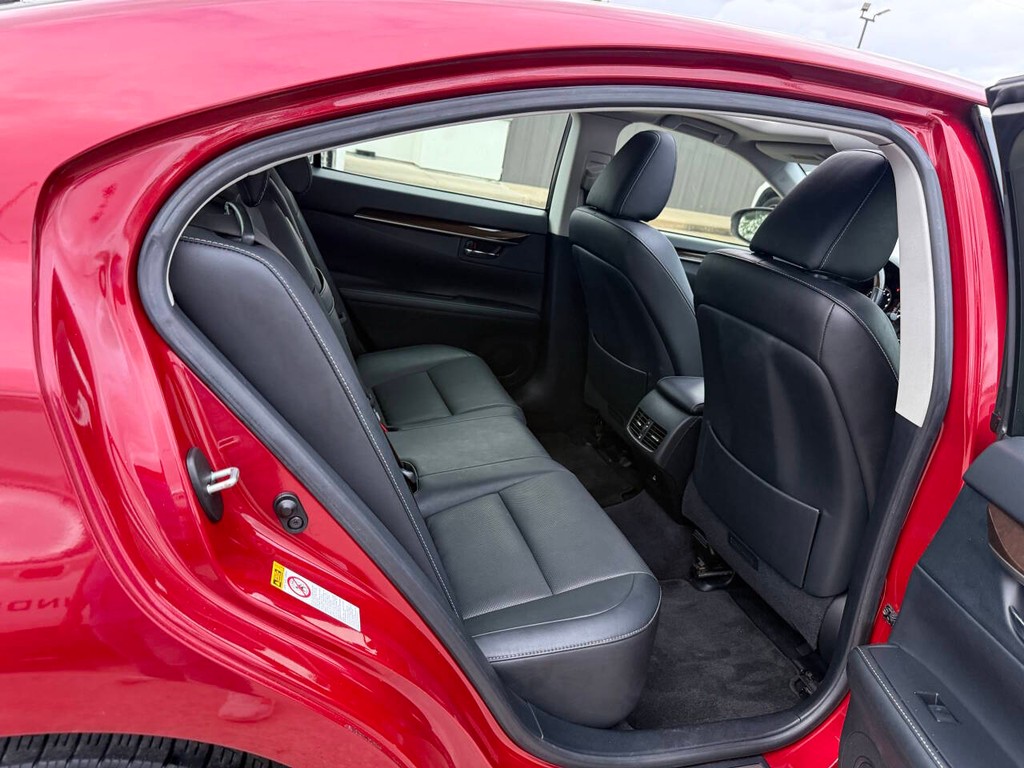 Lexus ES 350 Vehicle Full-screen Gallery Image 15