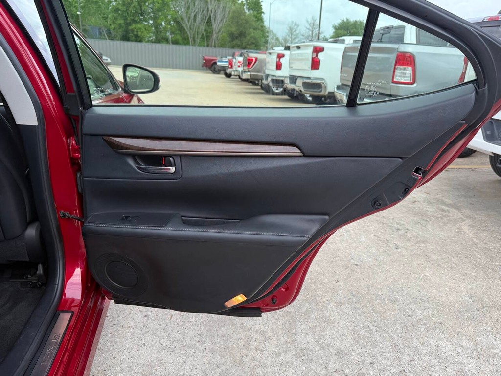 Lexus ES 350 Vehicle Full-screen Gallery Image 16