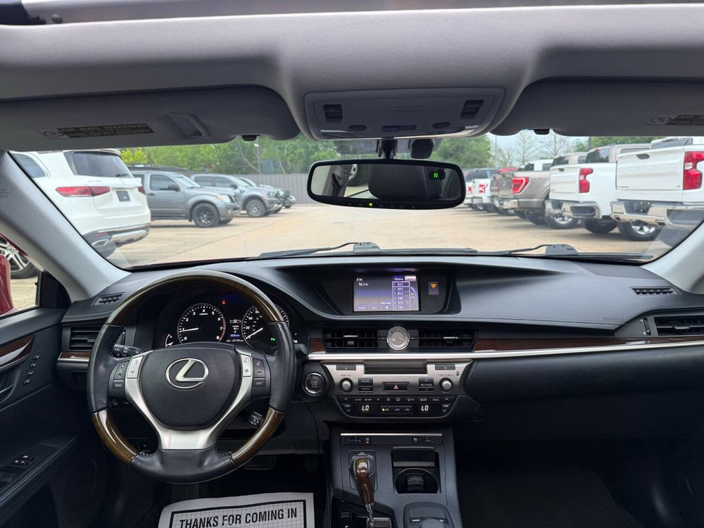 Lexus ES 350 Vehicle Full-screen Gallery Image 17