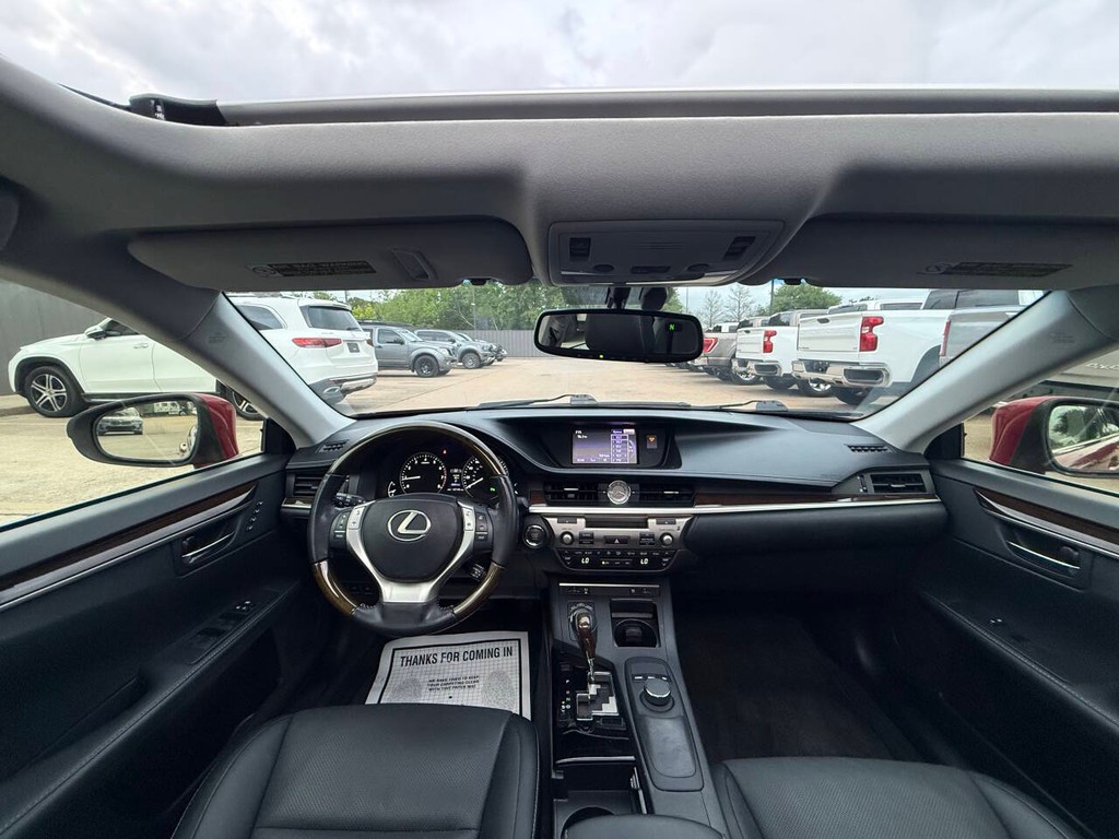 Lexus ES 350 Vehicle Full-screen Gallery Image 18