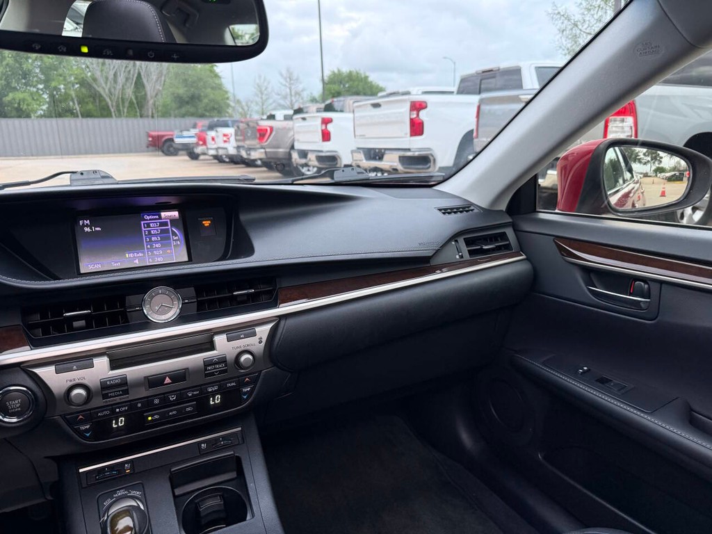 Lexus ES 350 Vehicle Full-screen Gallery Image 20