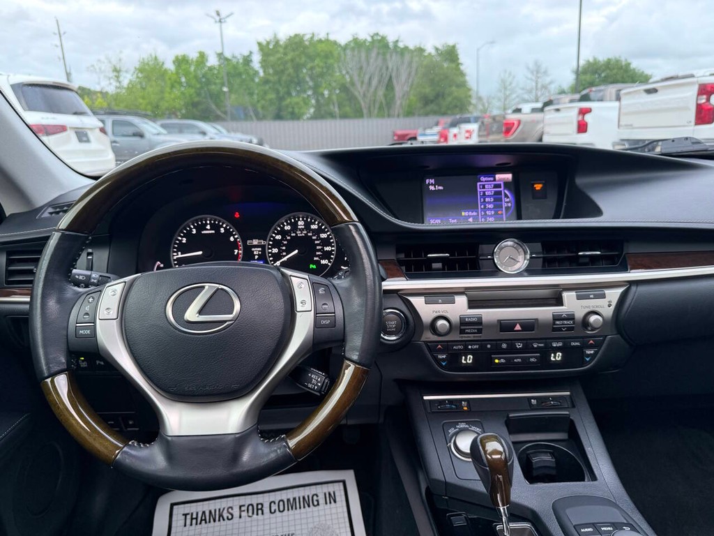 Lexus ES 350 Vehicle Full-screen Gallery Image 21