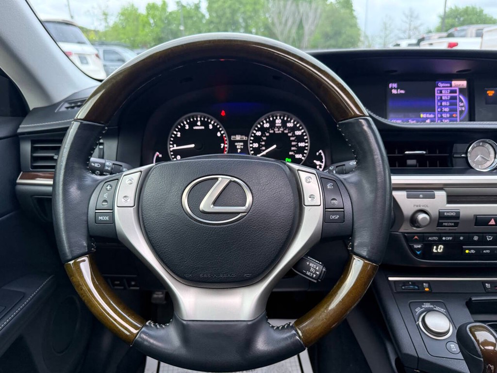 Lexus ES 350 Vehicle Full-screen Gallery Image 22