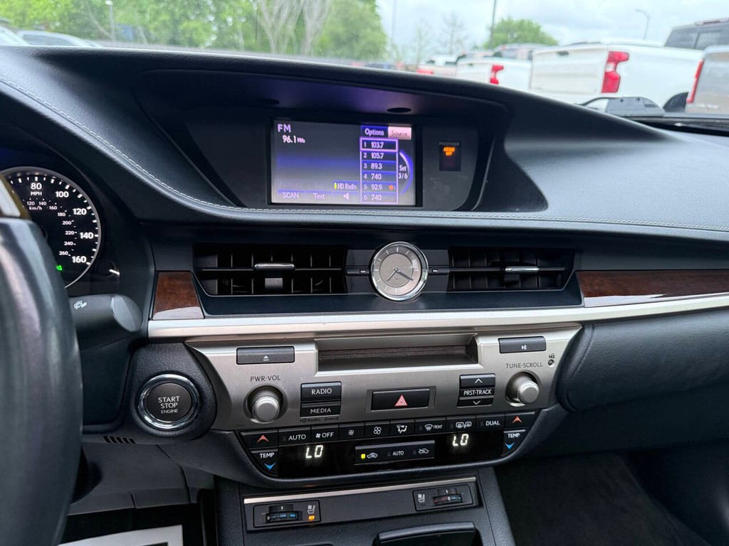 Lexus ES 350 Vehicle Full-screen Gallery Image 24