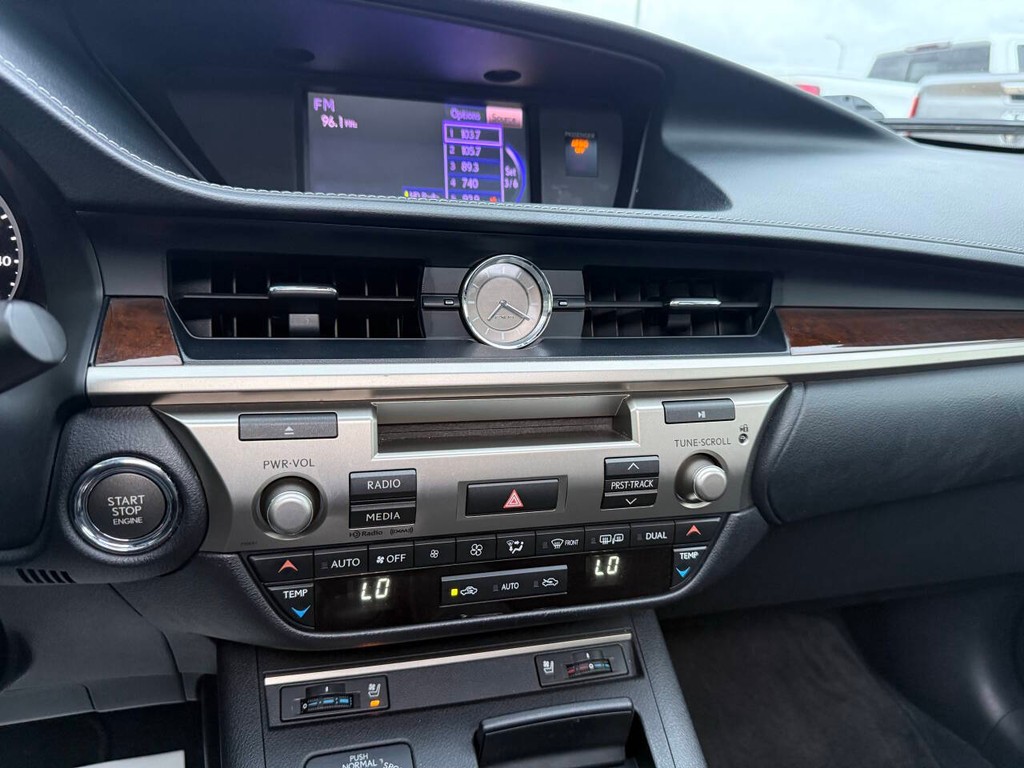 Lexus ES 350 Vehicle Full-screen Gallery Image 27