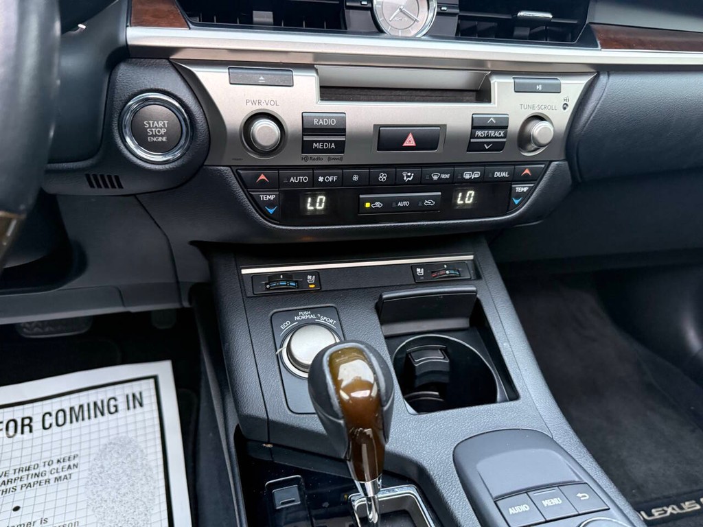 Lexus ES 350 Vehicle Full-screen Gallery Image 28