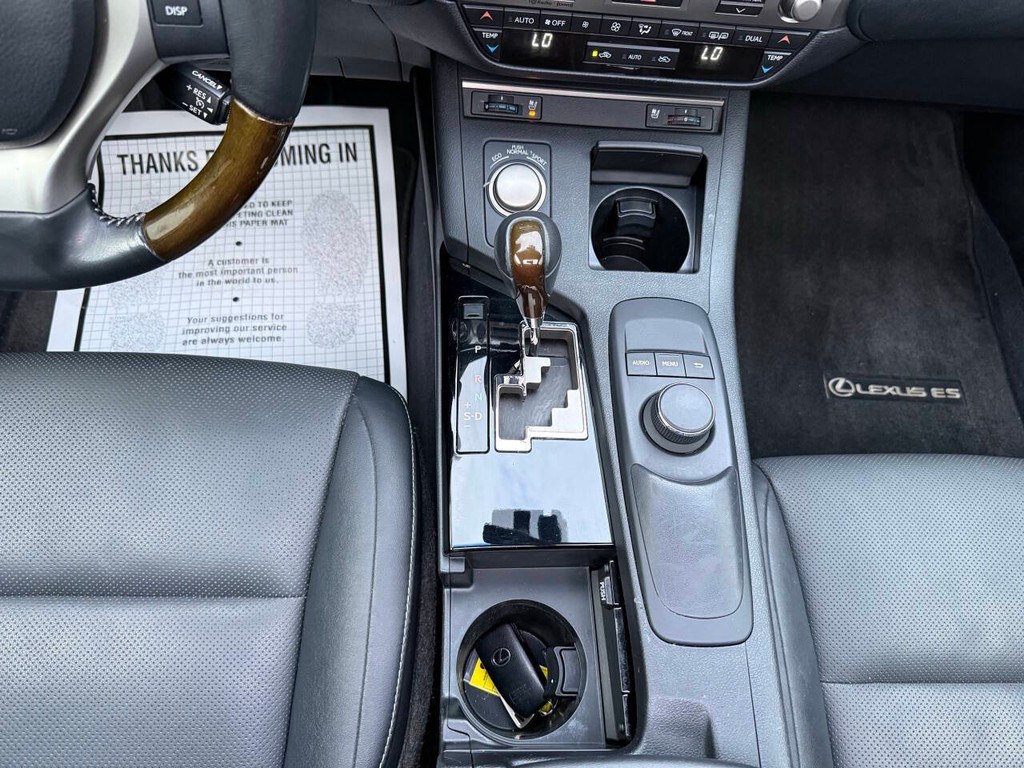 Lexus ES 350 Vehicle Full-screen Gallery Image 29