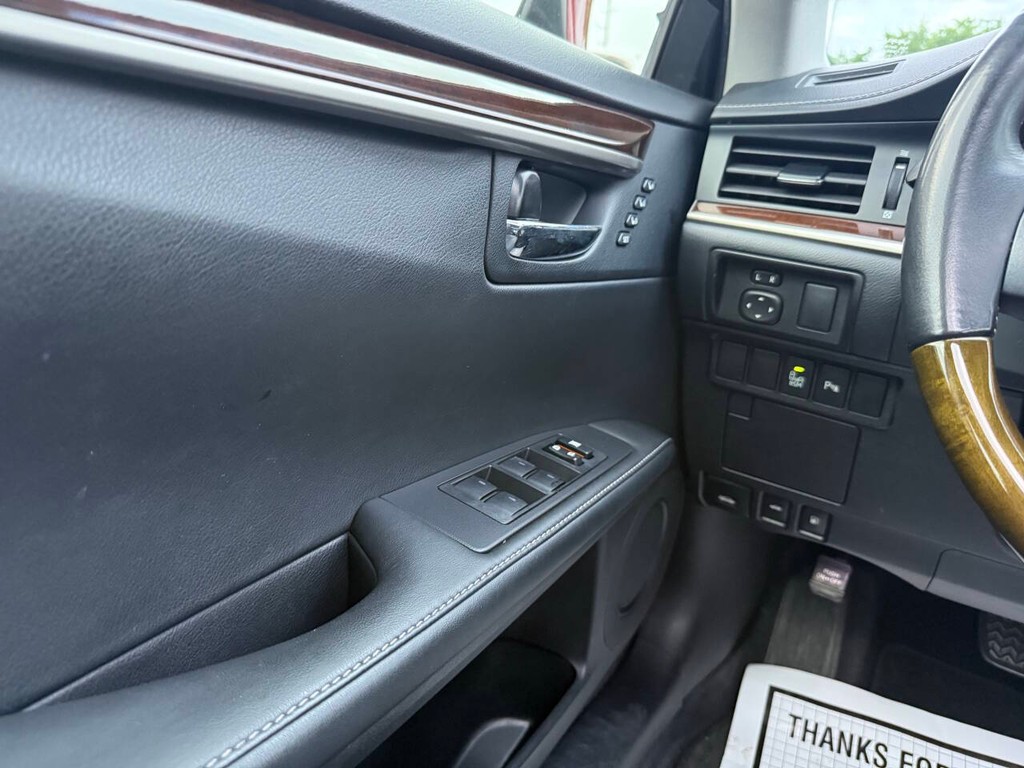 Lexus ES 350 Vehicle Full-screen Gallery Image 30