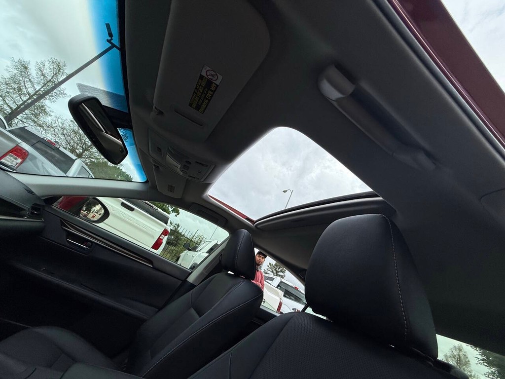 Lexus ES 350 Vehicle Full-screen Gallery Image 31