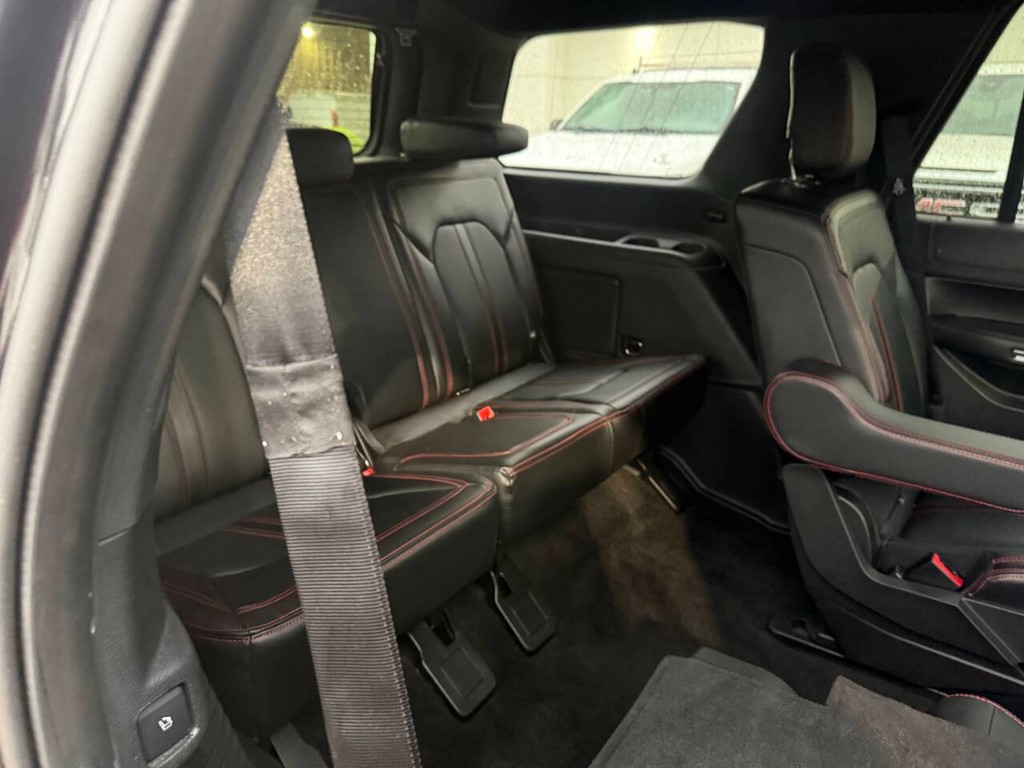 Ford Expedition Vehicle Full-screen Gallery Image 15