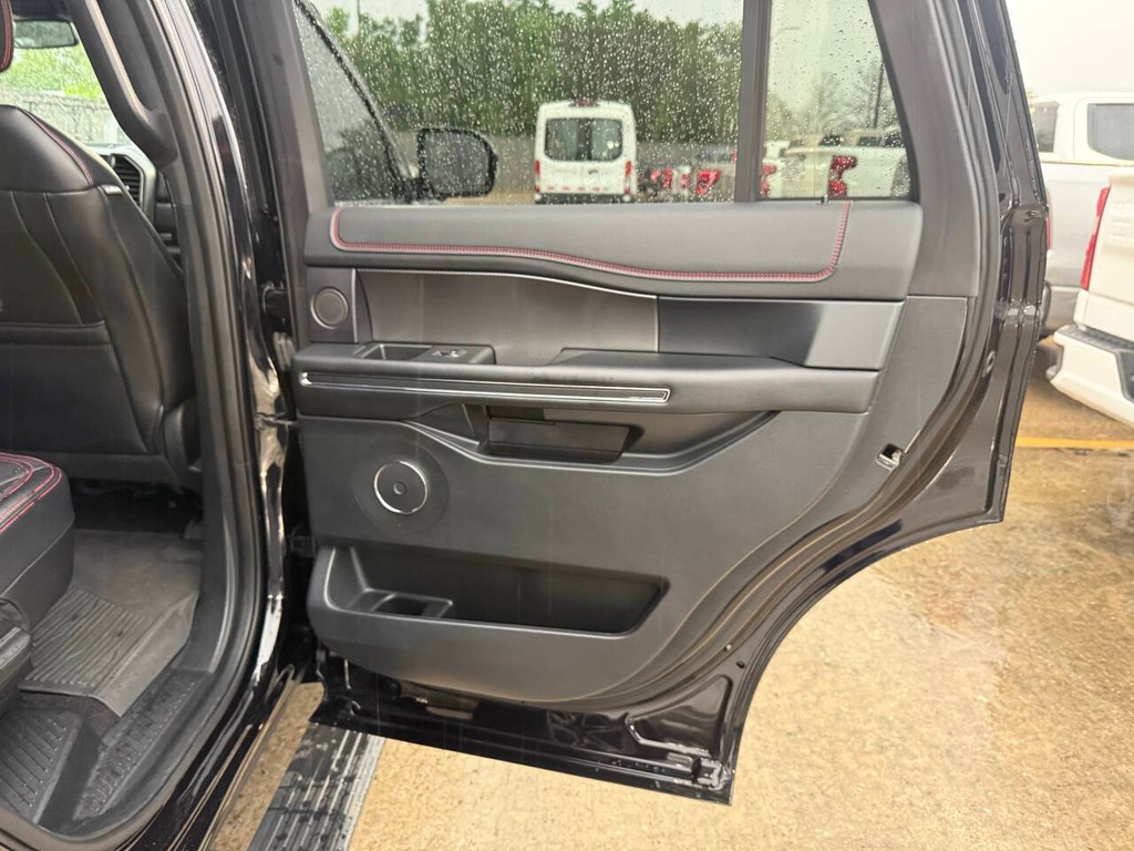Ford Expedition Vehicle Full-screen Gallery Image 17