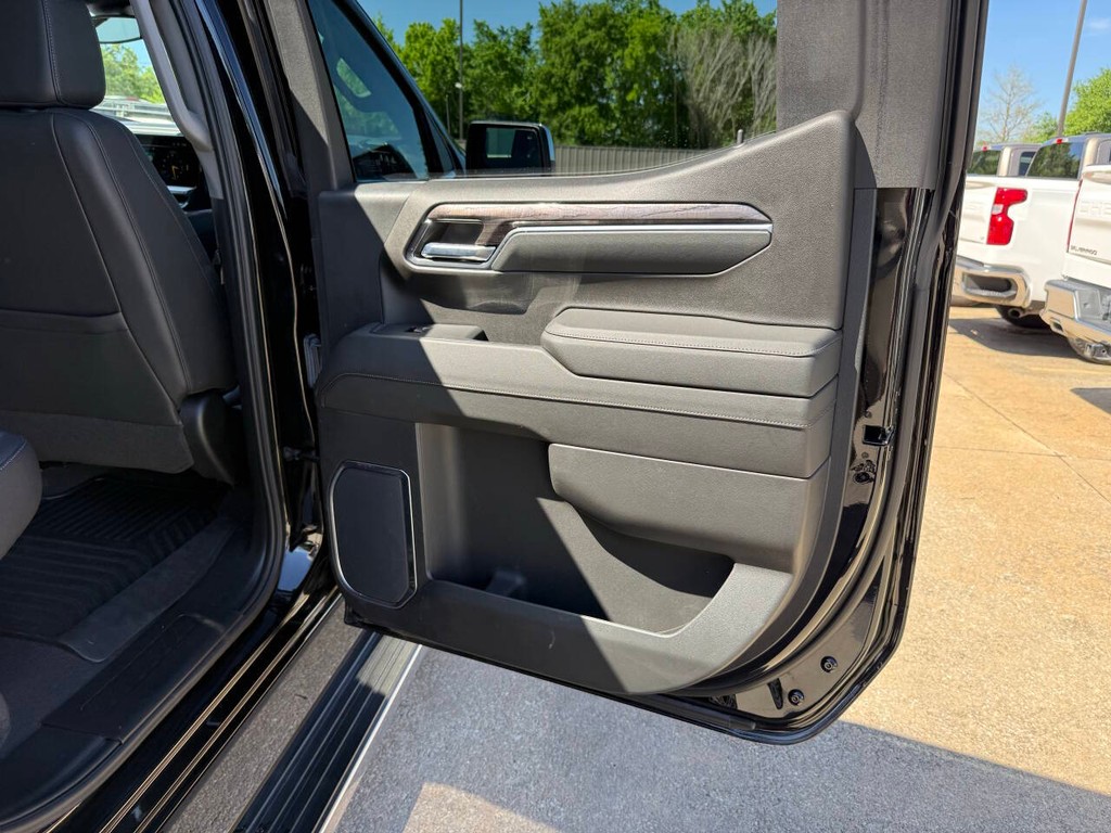 Chevrolet Silverado 1500 Vehicle Full-screen Gallery Image 16