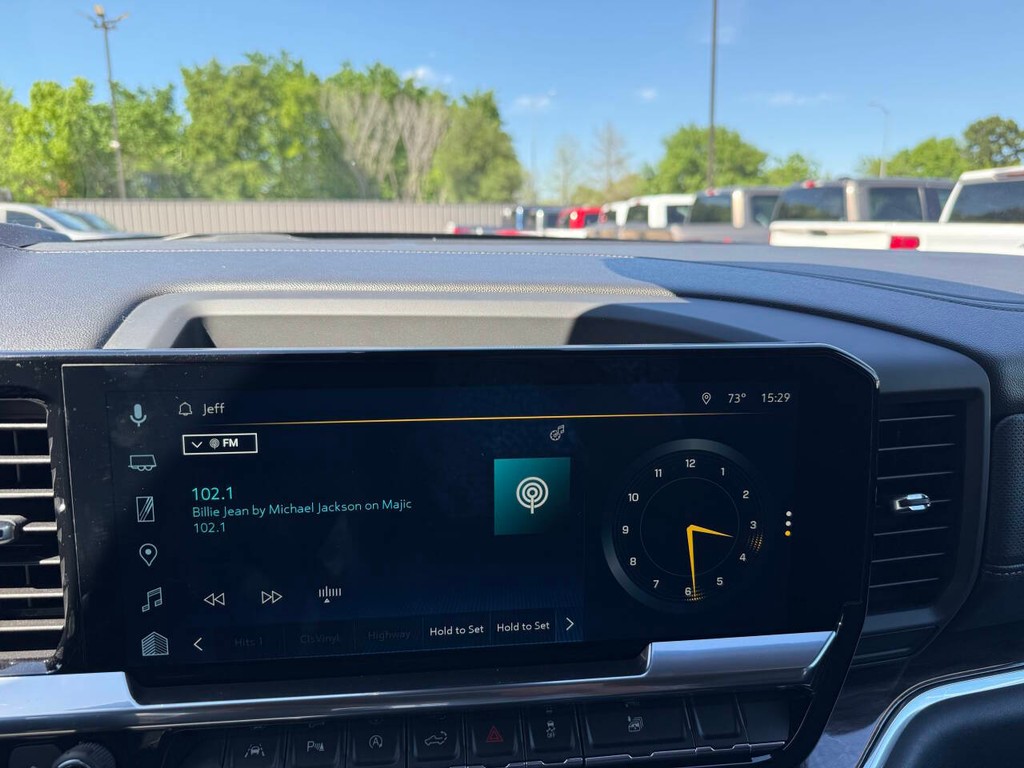 Chevrolet Silverado 1500 Vehicle Full-screen Gallery Image 25