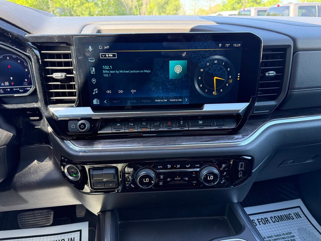 Chevrolet Silverado 1500 Vehicle Full-screen Gallery Image 28