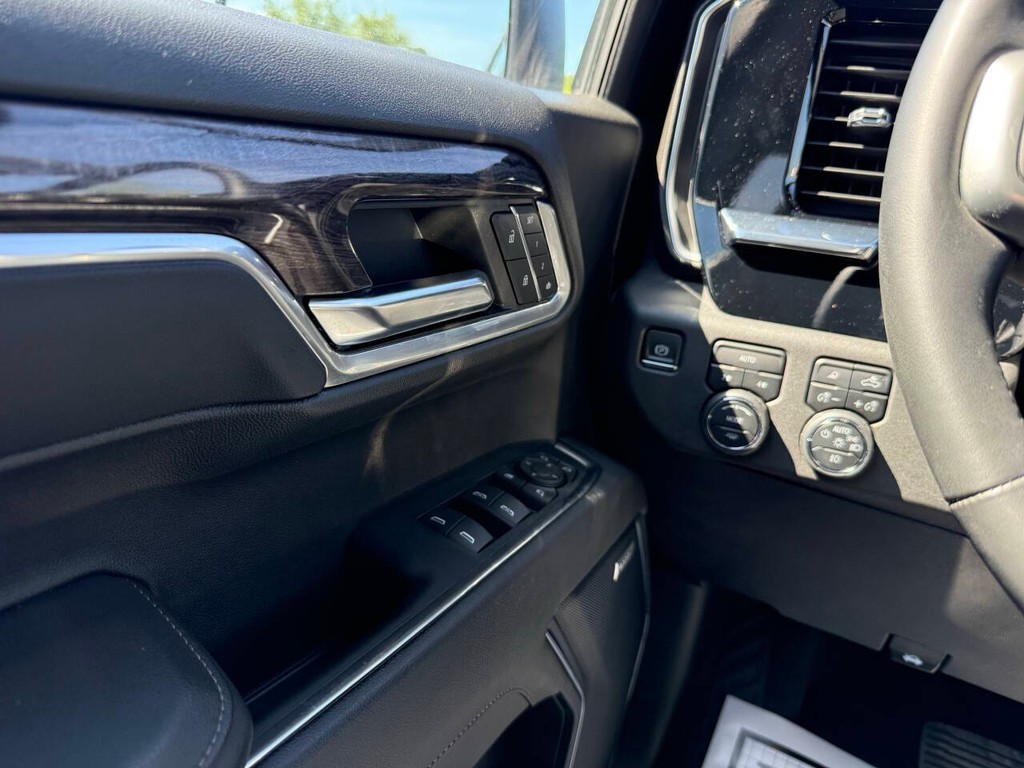 Chevrolet Silverado 1500 Vehicle Full-screen Gallery Image 30