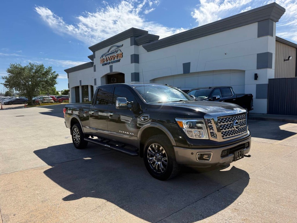 Nissan Titan XD Vehicle Full-screen Gallery Image 02