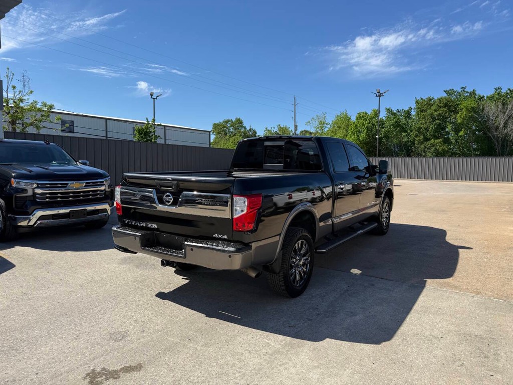 Nissan Titan XD Vehicle Full-screen Gallery Image 05