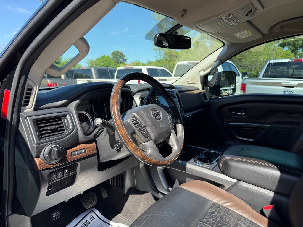 Nissan Titan XD Vehicle Full-screen Gallery Image 06