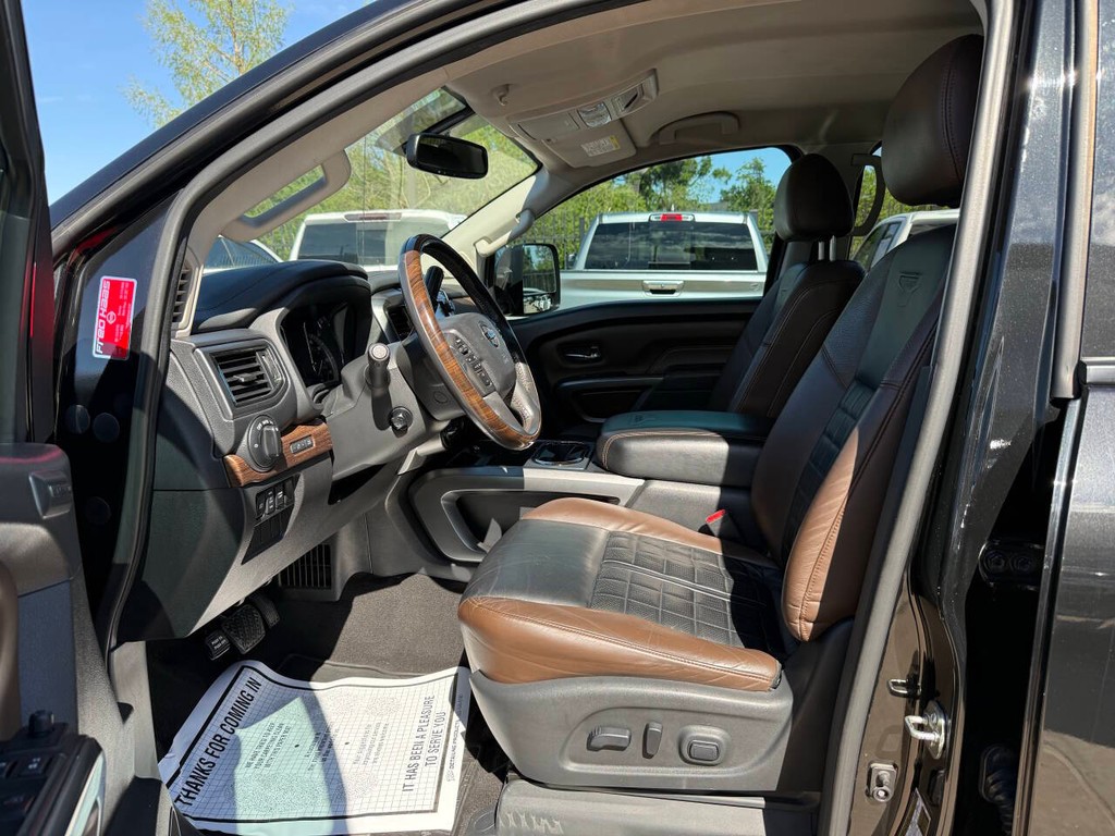 Nissan Titan XD Vehicle Full-screen Gallery Image 07