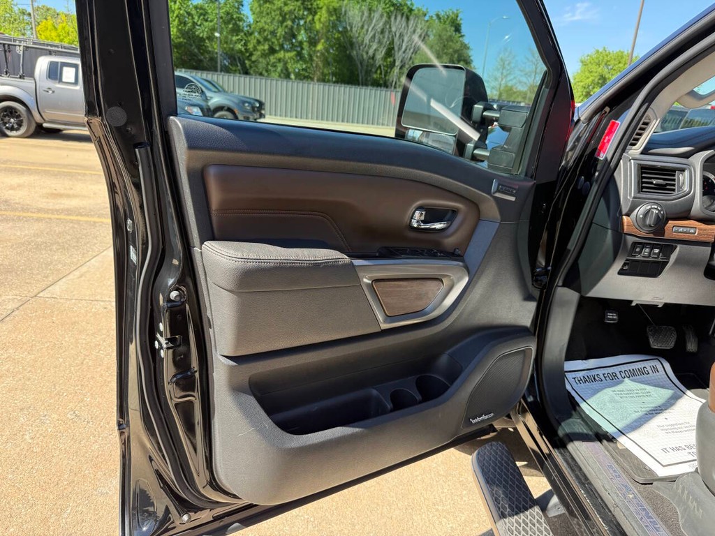 Nissan Titan XD Vehicle Full-screen Gallery Image 08