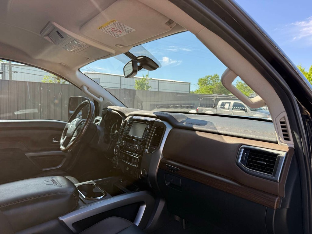 Nissan Titan XD Vehicle Full-screen Gallery Image 09