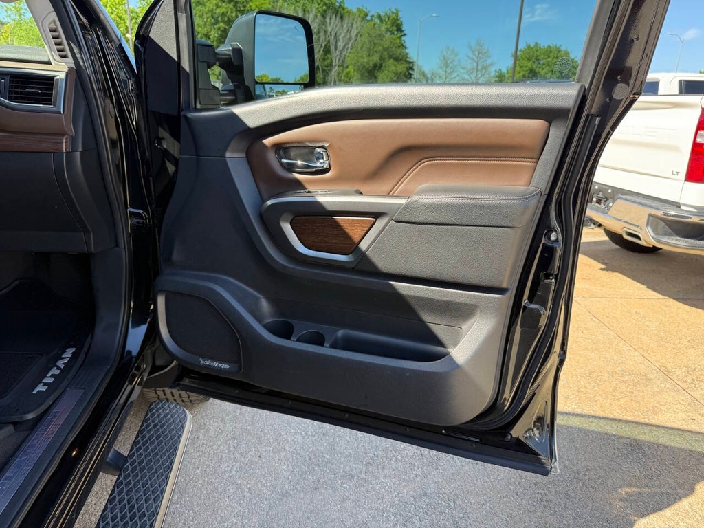 Nissan Titan XD Vehicle Full-screen Gallery Image 11