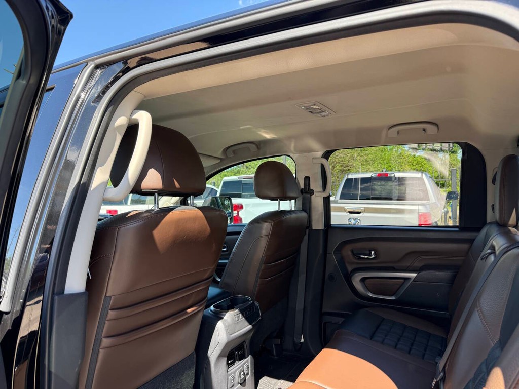 Nissan Titan XD Vehicle Full-screen Gallery Image 12