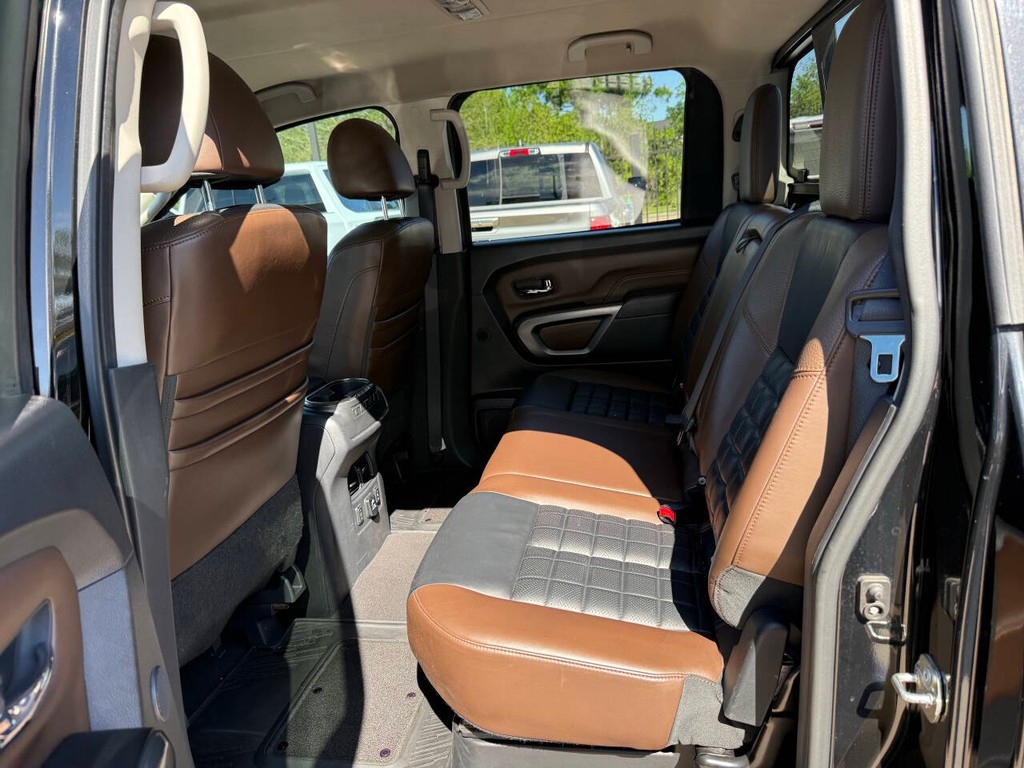 Nissan Titan XD Vehicle Full-screen Gallery Image 13
