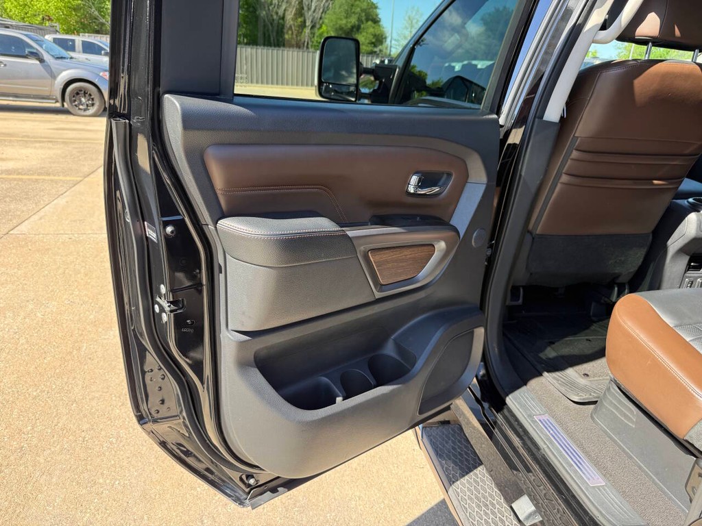Nissan Titan XD Vehicle Full-screen Gallery Image 14