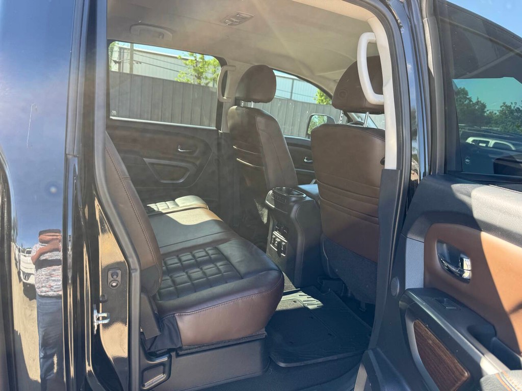 Nissan Titan XD Vehicle Full-screen Gallery Image 15