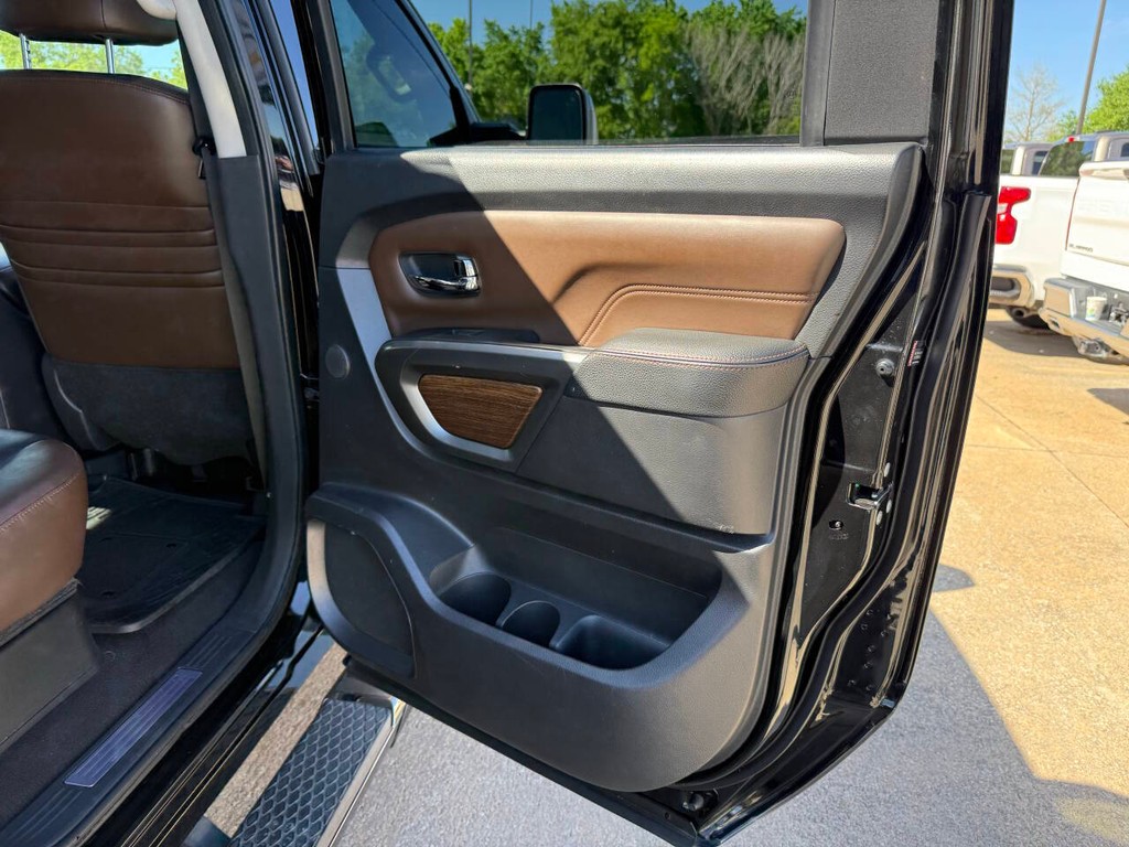 Nissan Titan XD Vehicle Full-screen Gallery Image 16